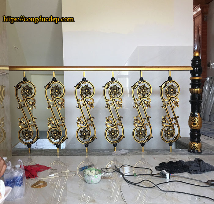 mẫu con tiện cầu thang nhôm đúc hoa văn